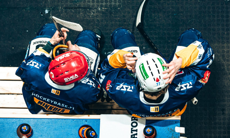 Veripalvelun punaiset kypärät helmikuussa